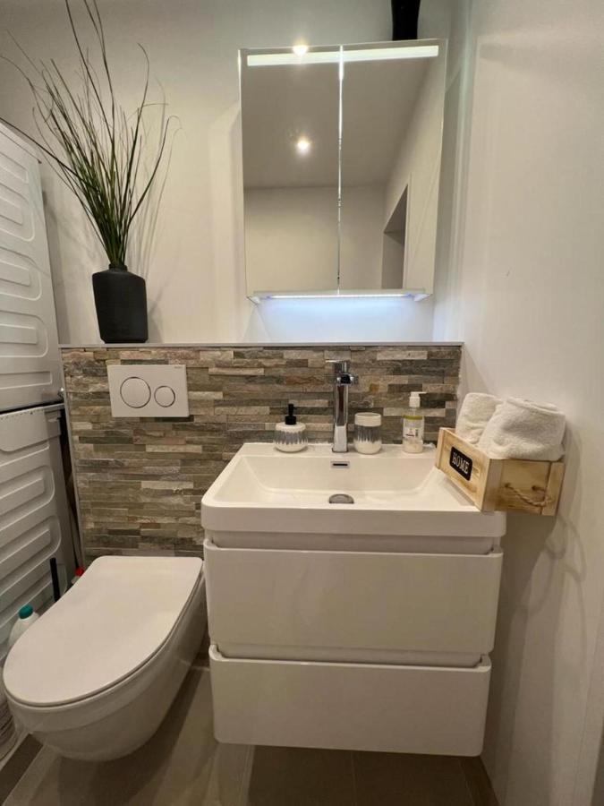 Stylish 1-Bedroom Condo Close To Exhibition Square Bazel Buitenkant foto
