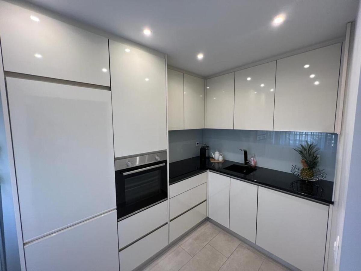 Stylish 1-Bedroom Condo Close To Exhibition Square Bazel Buitenkant foto